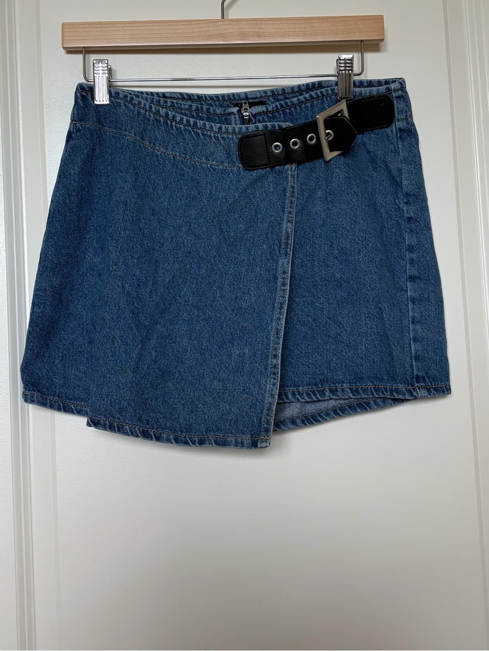 BDG Blue Denim High-Rise Jeans with Black Belt Accent